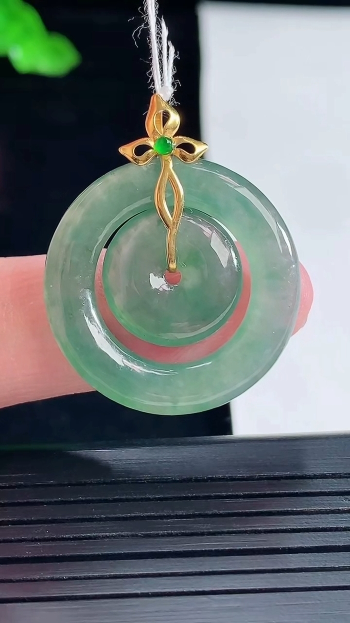 天然A货翡翠子母平安扣吊坠，尺寸26-4重量:5.36g
5月16日