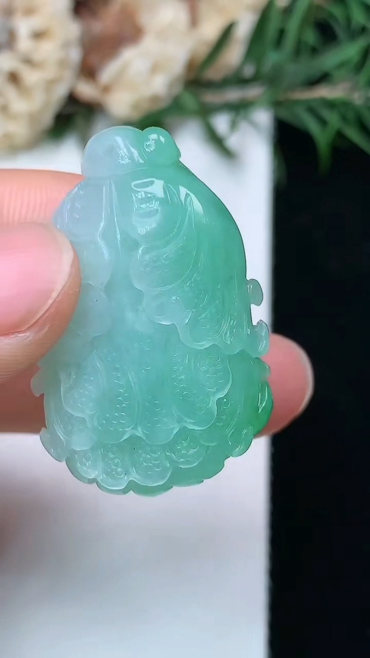 天然A货翡翠白菜吊坠，尺寸32.8-21.8-13.6，重量:15.22g
5月16日