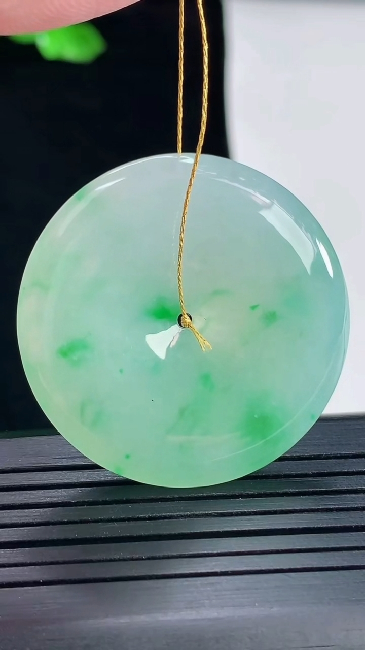 天然A货翡翠平安扣吊坠，尺寸35.5-6重量:15.88g
5月16日