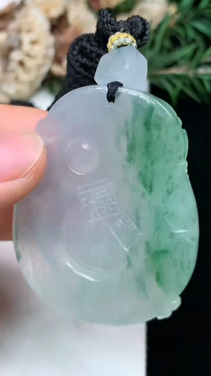 天然A货翡翠飘花财神爷吊坠，尺寸44-35-6，重量:25.81g
5月16日