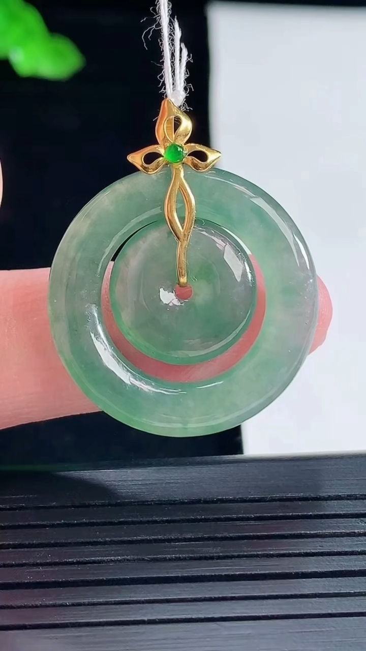 天然A货翡翠子母平安扣吊坠，尺寸26-4重量:5.36g
5月16日