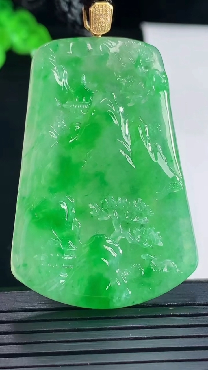 天然A货翡翠山水牌吊坠，尺寸51-34.5-4.8重量:19.04g
5月16日