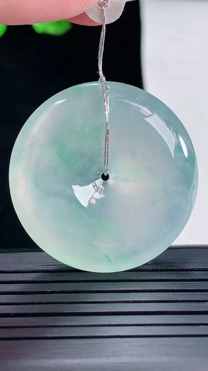 天然A货翡翠平安扣吊坠，尺寸35.8-7重量:18.10g
5月16日
