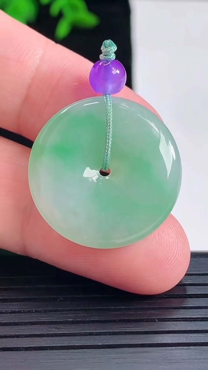 天然A货翡翠平安扣吊坠，尺寸25-4.2重量:6.12g
5月16日