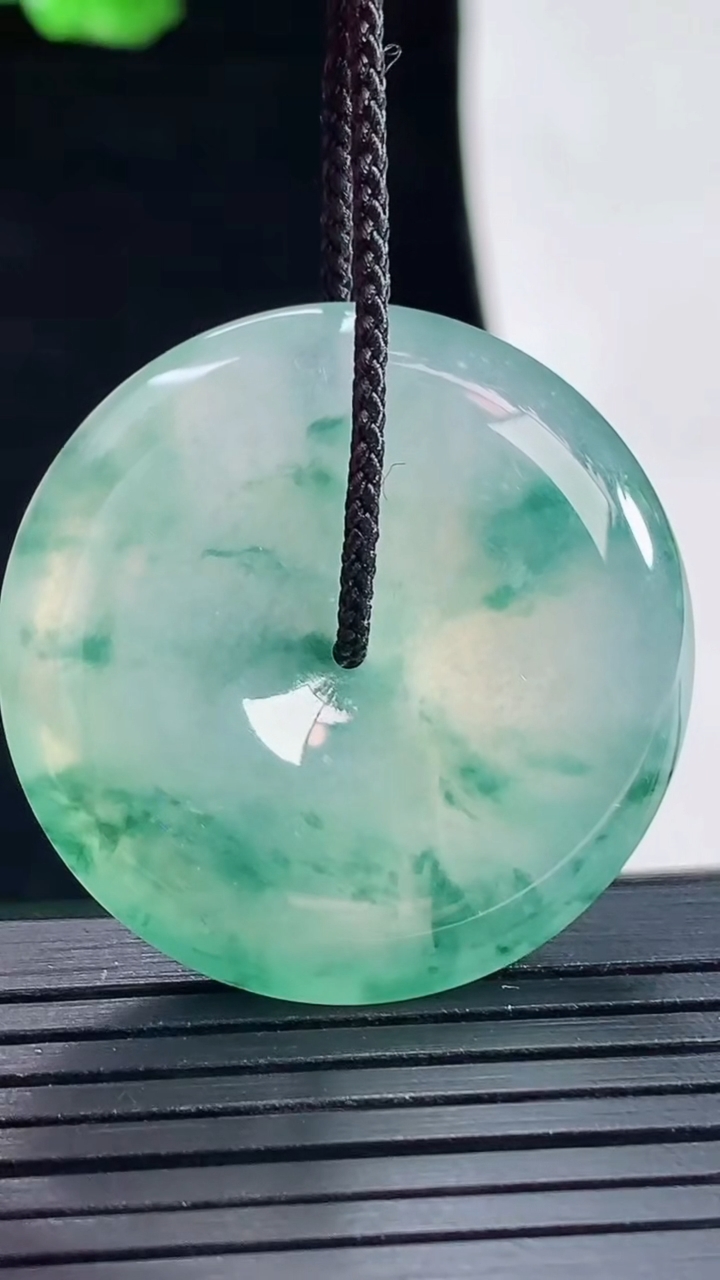天然A货翡翠种飘花平安扣吊坠，尺寸33-6.2重量:13.81g
5月16日
