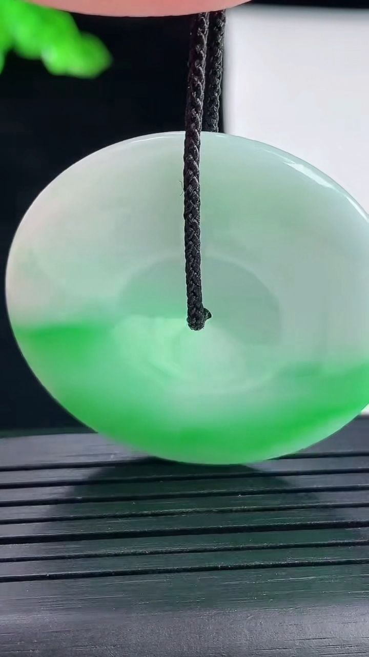 天然A货翡翠平安扣吊坠，尺寸40.6-5.2重量:19.47g
5月16日