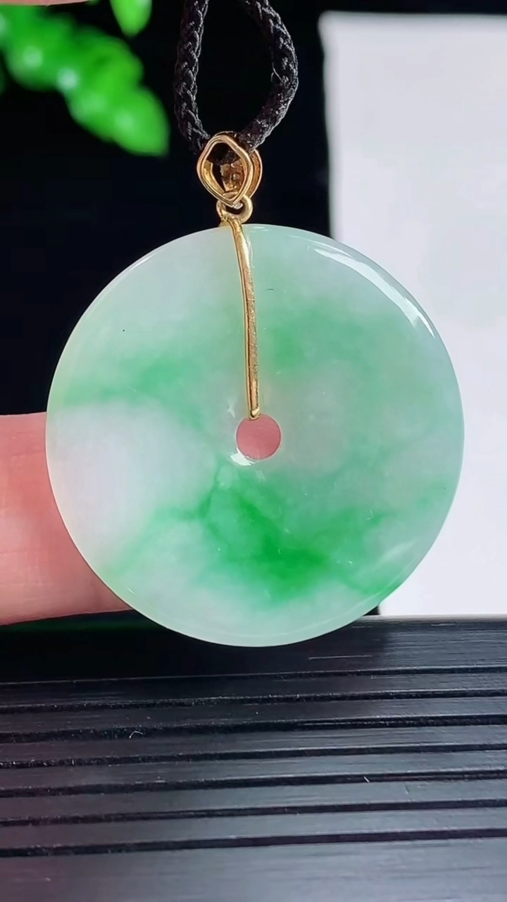 天然A货翡翠平安扣吊坠，尺寸30-2.2重量:5.32g
5月16日