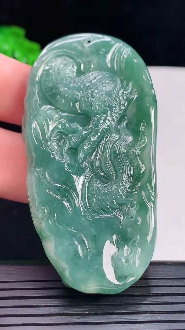 天然A货翡翠龙牌吊坠，尺寸72.5-36.5-12.6重量:49.34g
5月16日