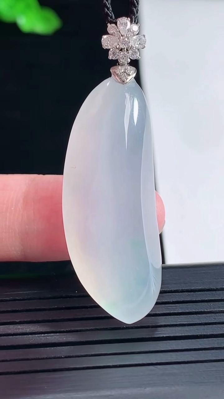 天然A货翡翠种白冰福瓜吊坠，尺寸38-25.5-10重量:10.06g
5月16日