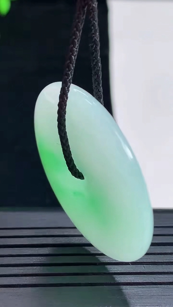 天然A货翡翠平安扣吊坠，尺寸35.5-5.5重量:15.58g
5月16日