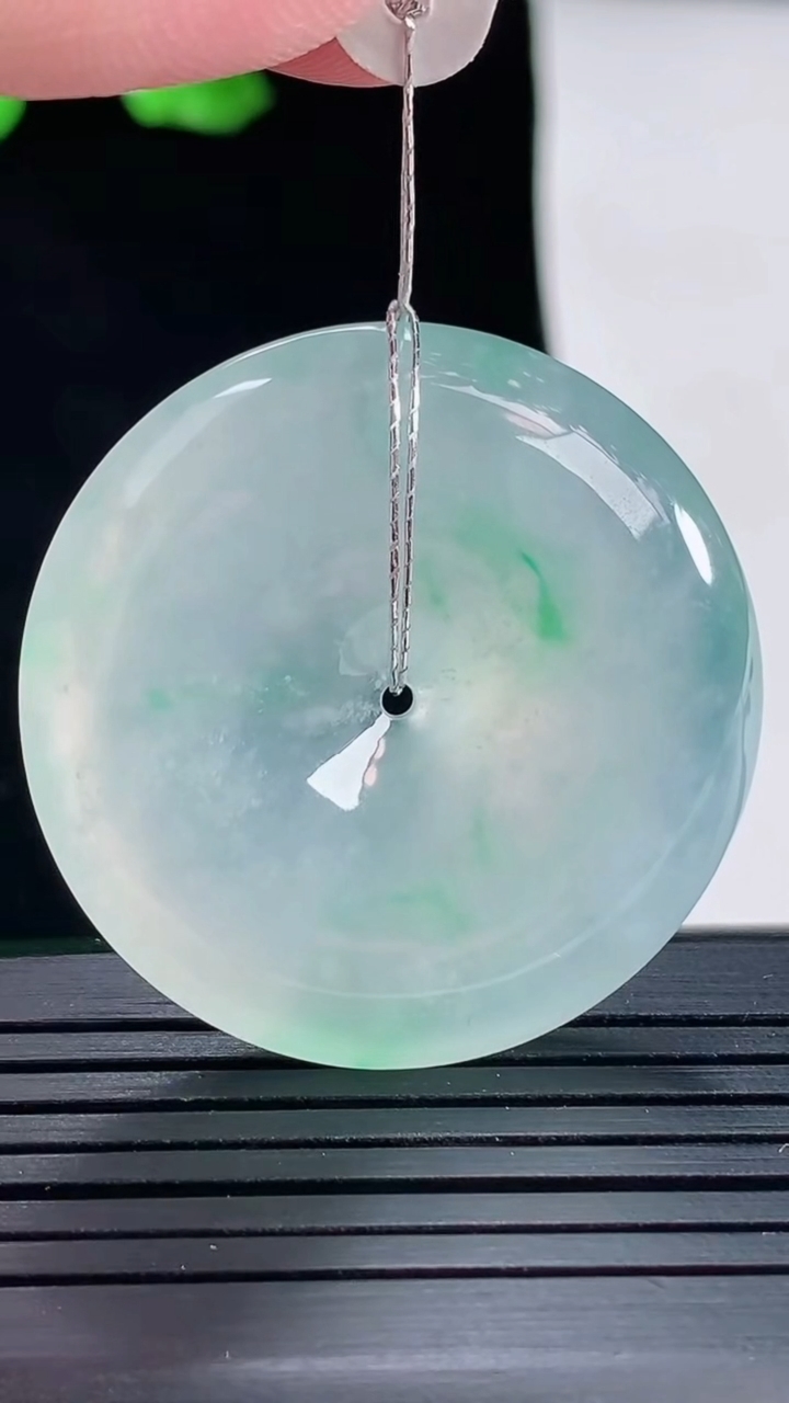 天然A货翡翠平安扣吊坠，尺寸35.8-7重量:18.10g
5月16日