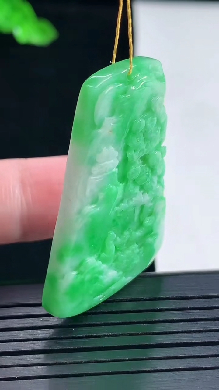 天然A货翡翠山水牌吊坠，尺寸41.6-28-5.8重量:14.93g
5月16日
