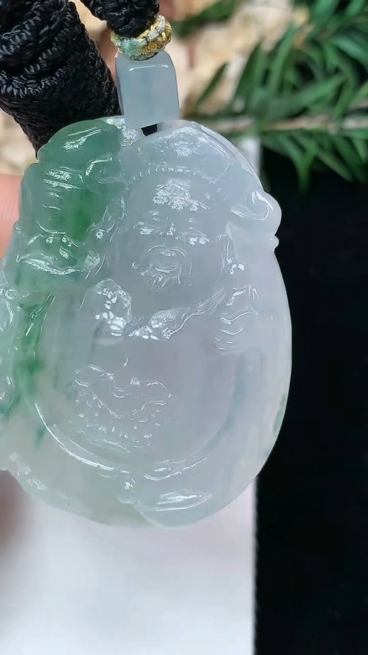 天然A货翡翠飘花财神爷吊坠，尺寸44-35-6，重量:25.81g
5月16日