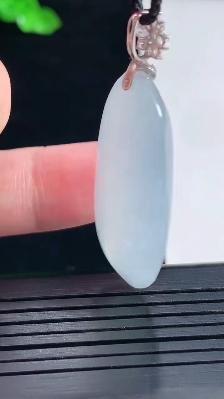 天然A货翡翠种白冰福瓜吊坠，尺寸38-25.5-10重量:10.06g
5月16日