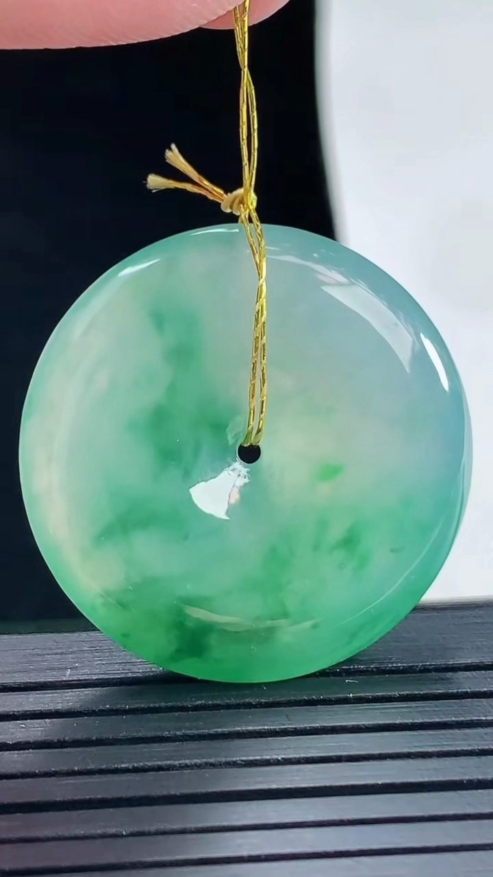 天然A货翡翠平安扣吊坠，尺寸31-5.5重量:11.38g
5月16日