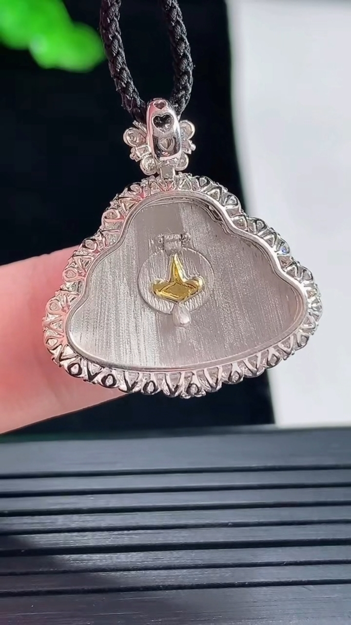 天然A货翡翠佛公吊坠，尺寸26-24.5-7.6，裸石15-21.5重量:3.67g
5月16日