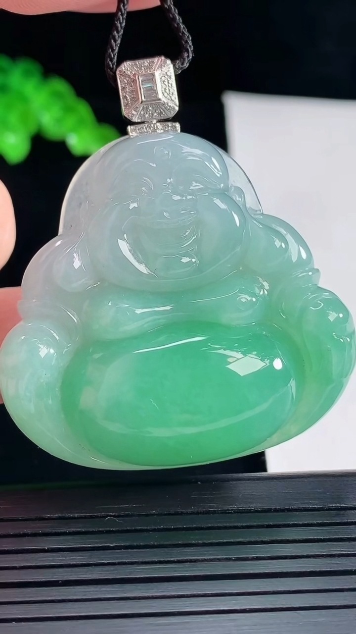 天然A货翡翠佛公吊坠，尺寸52.5-43-46-11重量:33.30g
5月16日