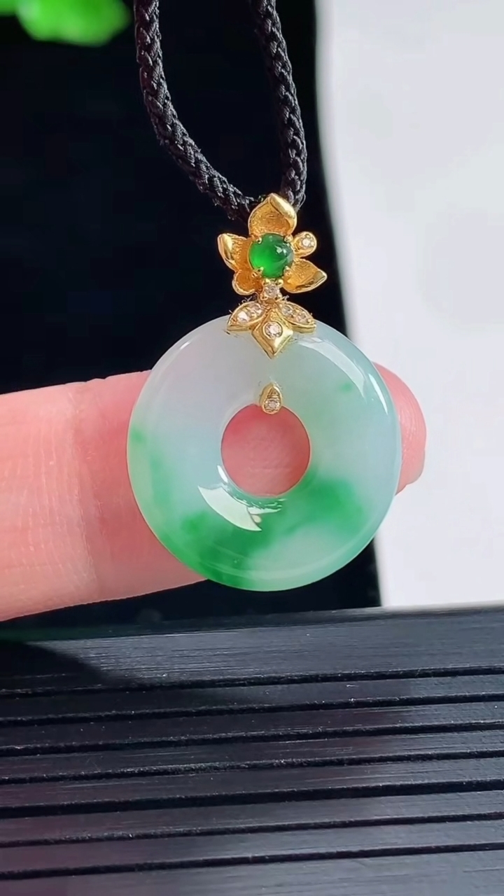 天然A货翡翠平安环吊坠，尺寸18-3.8重量:2.84g
5月16日