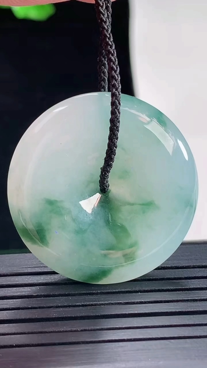 天然A货翡翠飘花平安扣吊坠，尺寸32.6-6重量:13.52g
5月16日