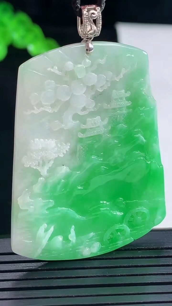 天然A货翡翠山水牌吊坠，尺寸48-36.5-5重量:18.59g
5月16日