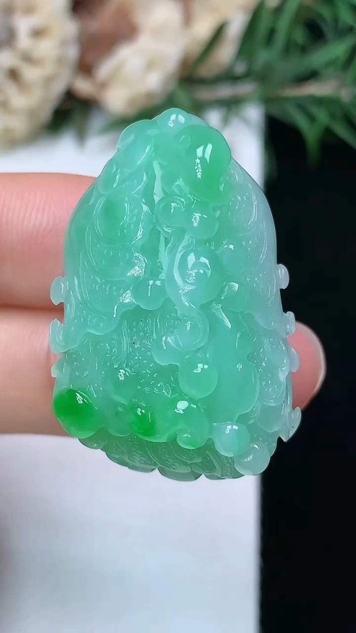 天然A货翡翠白菜吊坠，尺寸32.8-21.8-13.6，重量:15.22g
5月16日