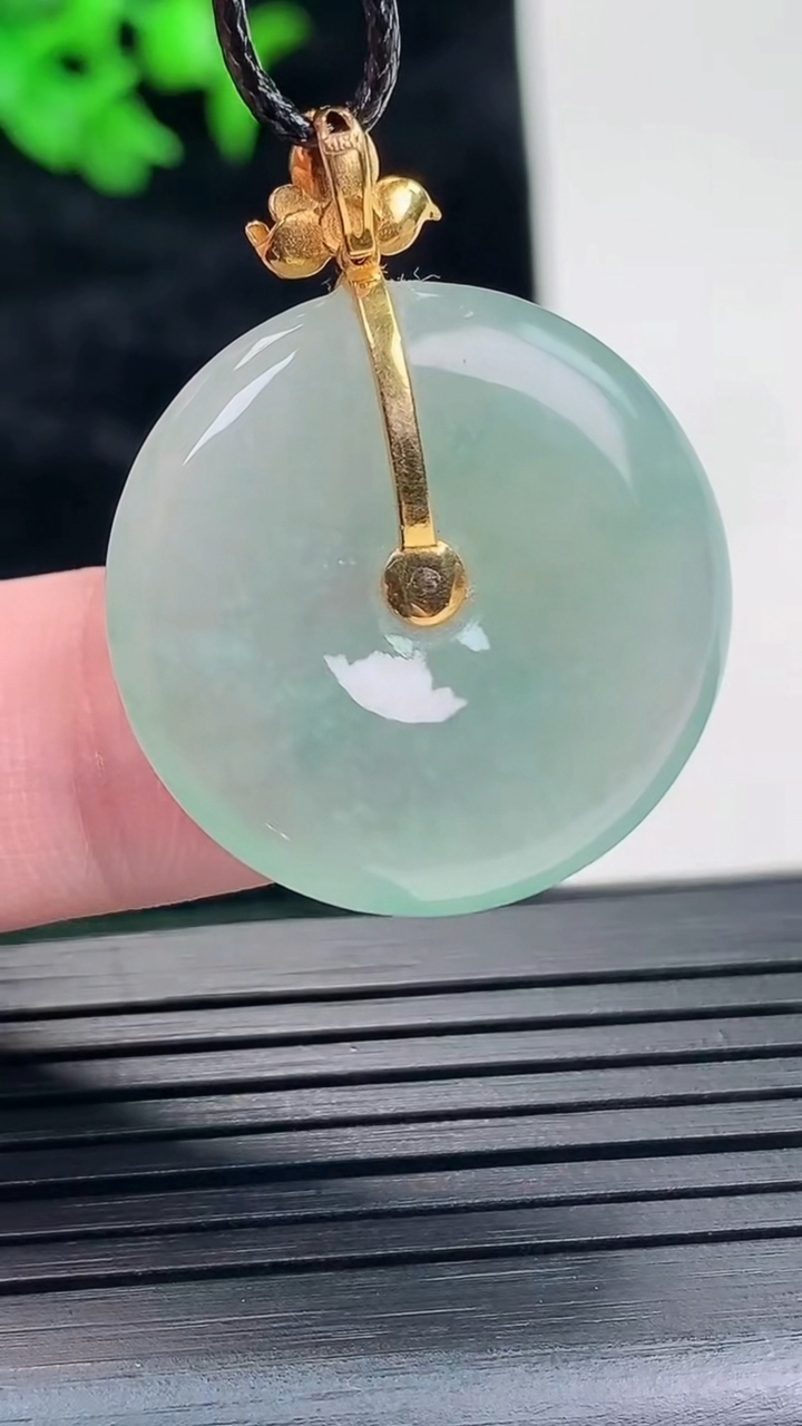 天然A货翡翠平安扣吊坠，尺寸32-25-5重量:7.34g
5月17日