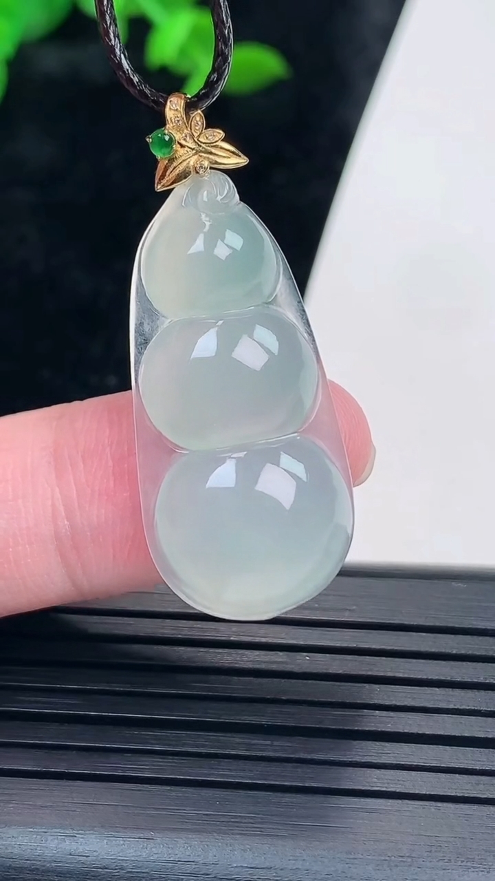 天然A货翡翠福豆吊坠，尺寸32-15.5-5.2重量:4.13g
5月17日