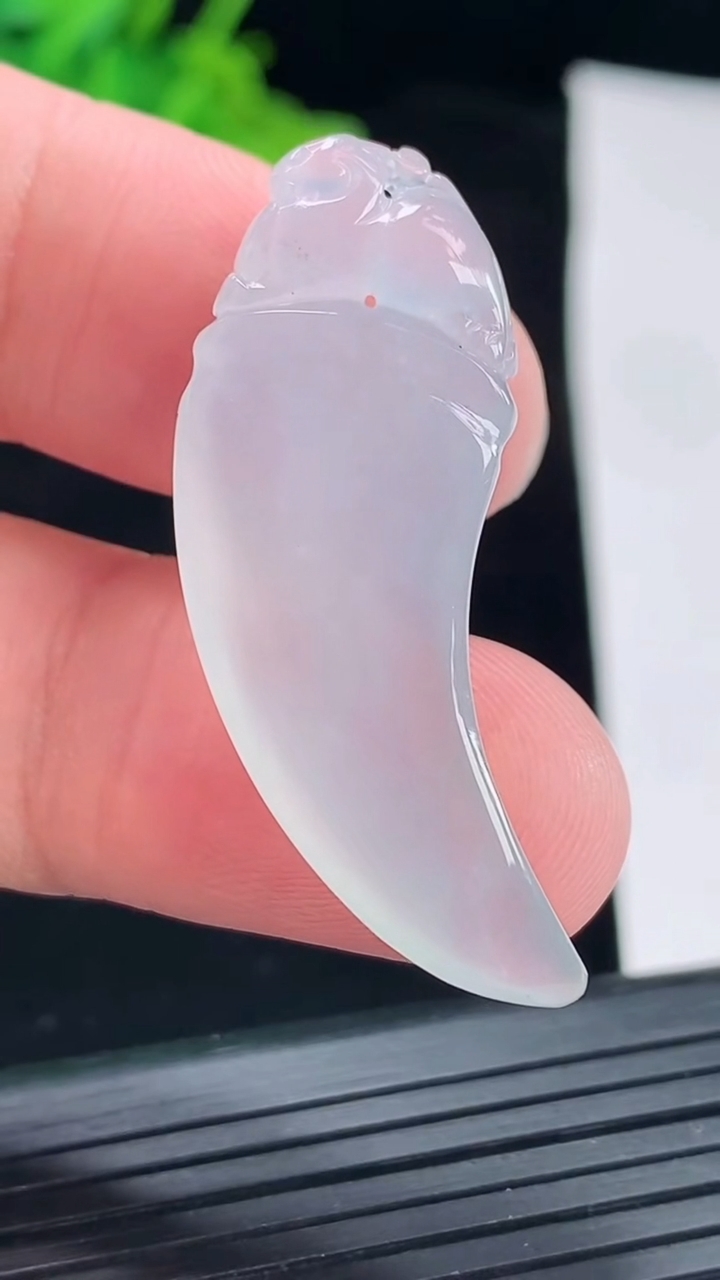 天然A货翡翠龙牙吊坠，尺寸40-15-5.8重:6.67g12
5月17日