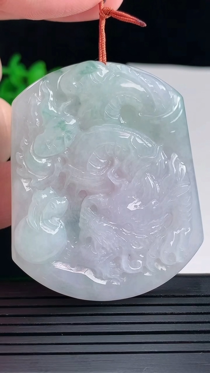 天然A货翡翠飘花龙牌吊坠，尺寸55.6-45.5-5重量:28.07g
5月17日