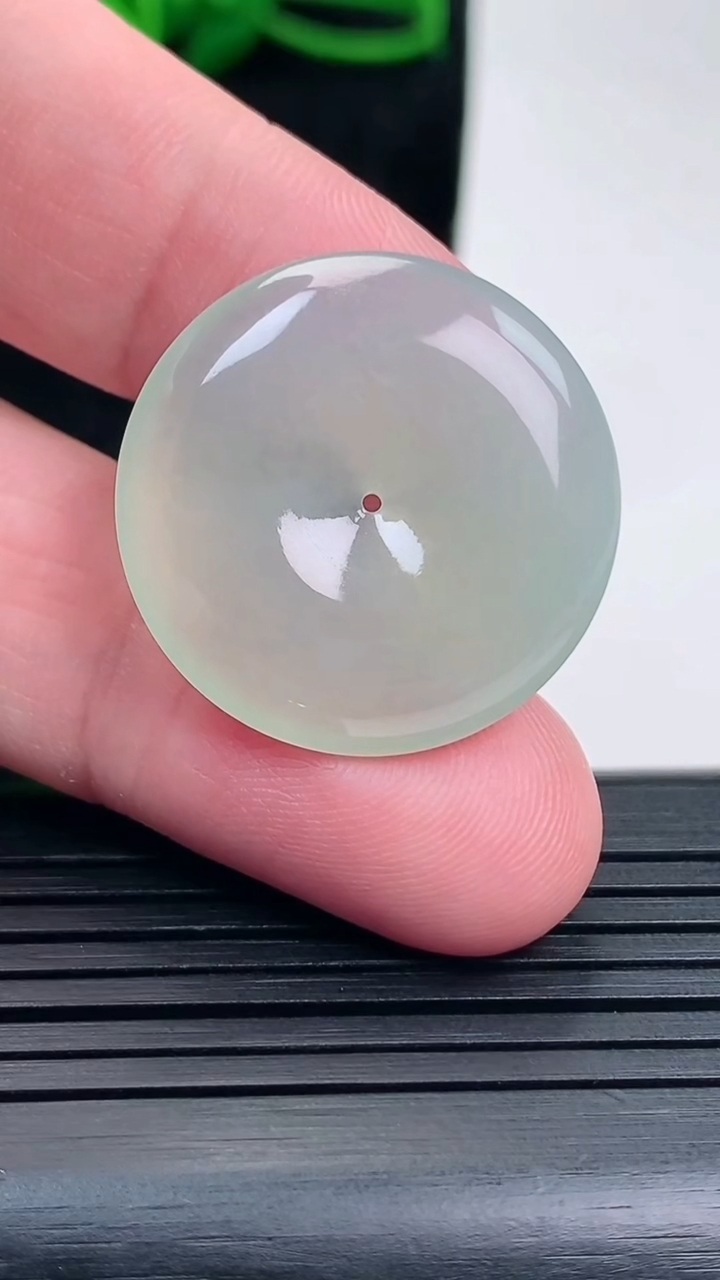天然A货翡翠平安扣吊坠，尺寸26-4.6重量:6.48g
5月17日