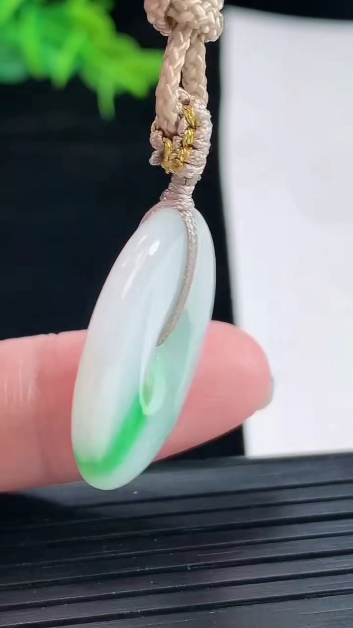 天然A货翡翠平安扣吊坠，尺寸25.9-4.6重:6.46g876
5月17日