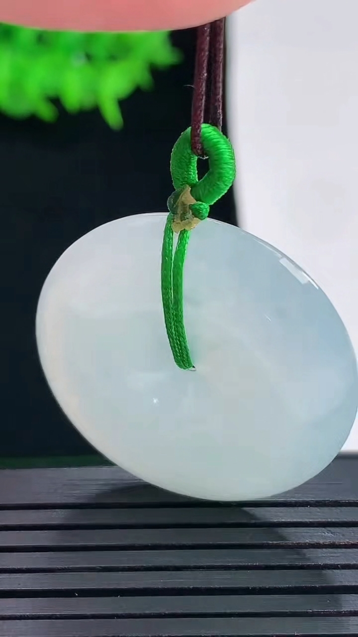 天然A货翡翠平安扣吊坠，尺寸31.5-6重量:13.12g
5月17日