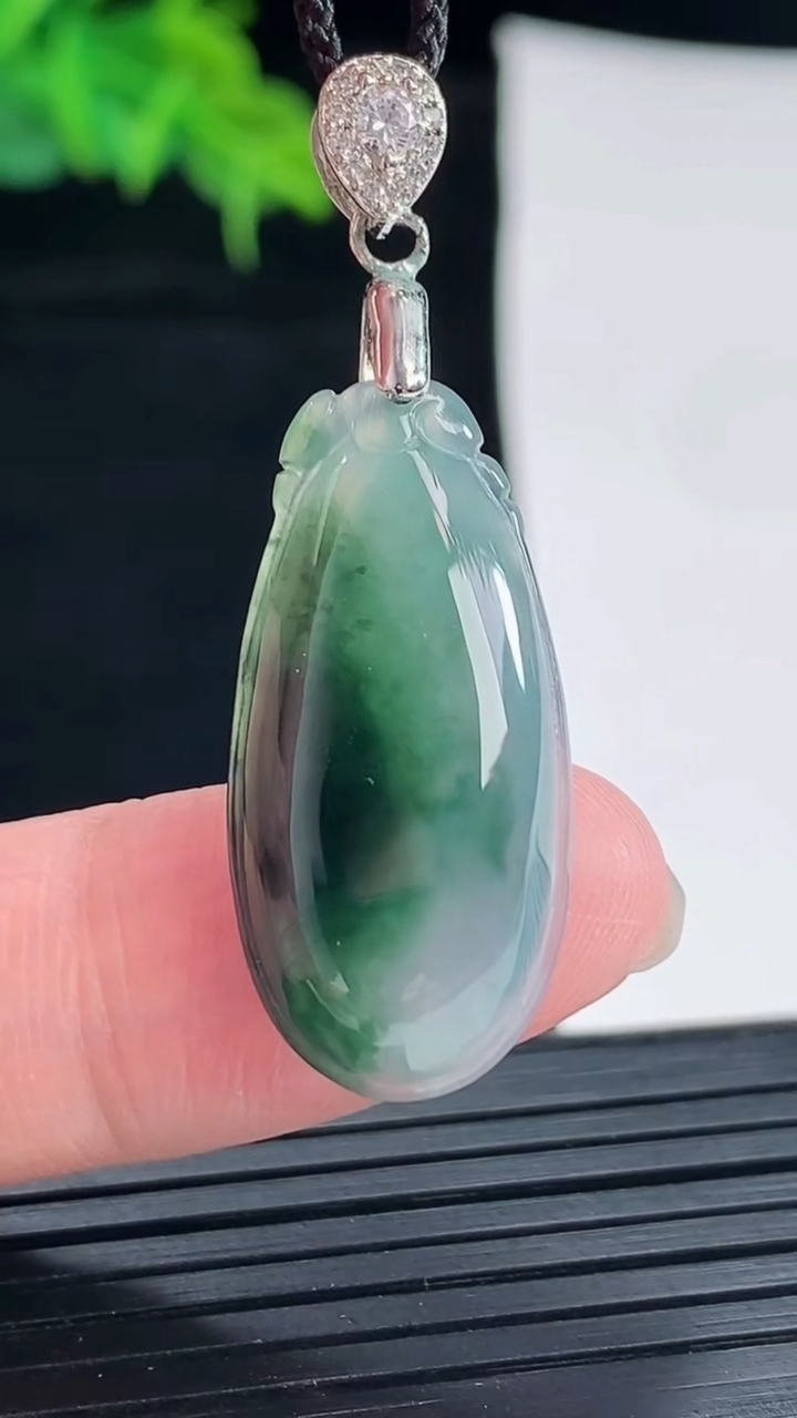 天然A货翡翠冰种飘花福瓜吊坠，尺寸28.5-13.8-5.5重:3.56g876
5月17日