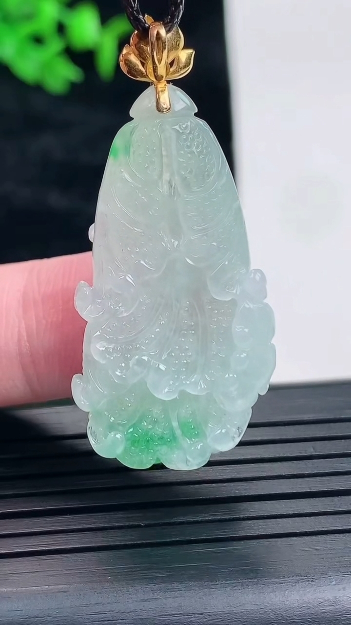 天然A货翡翠白菜吊坠，尺寸36-20-7重量:7.88g
5月17日