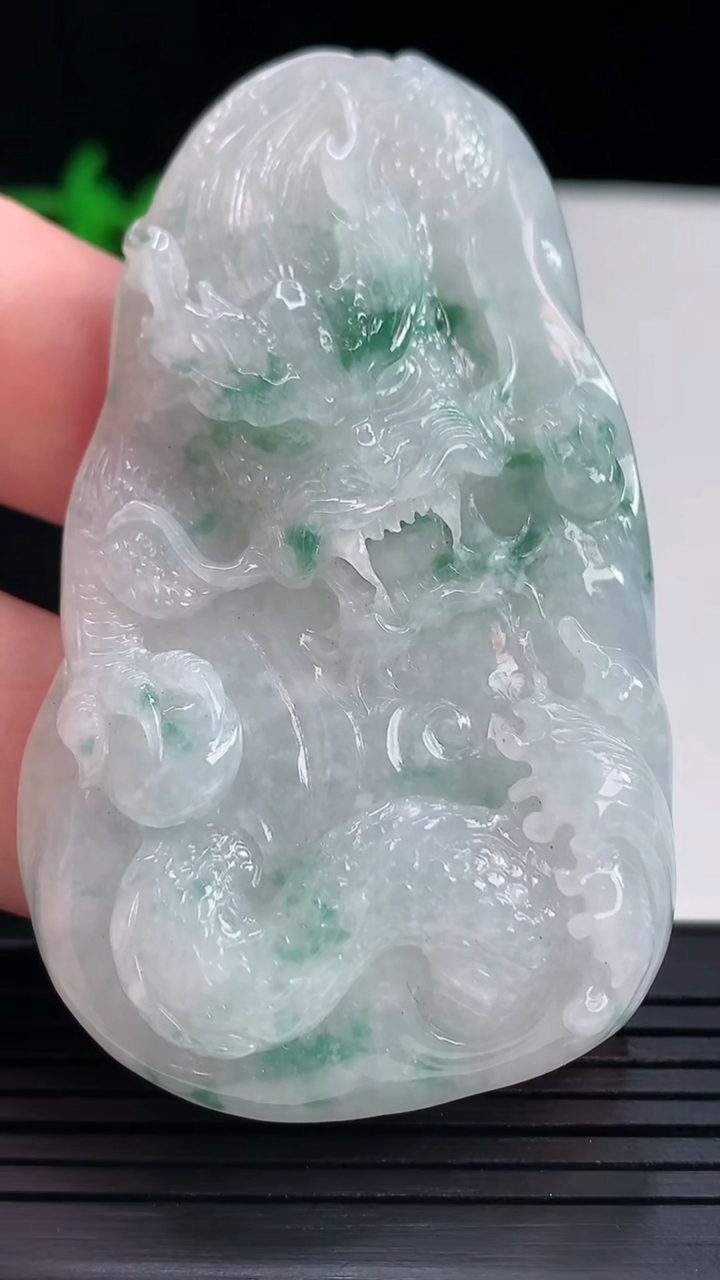 天然A货翡翠飘花龙牌吊坠，尺寸67-39.5-9重量:40.59g
5月17日