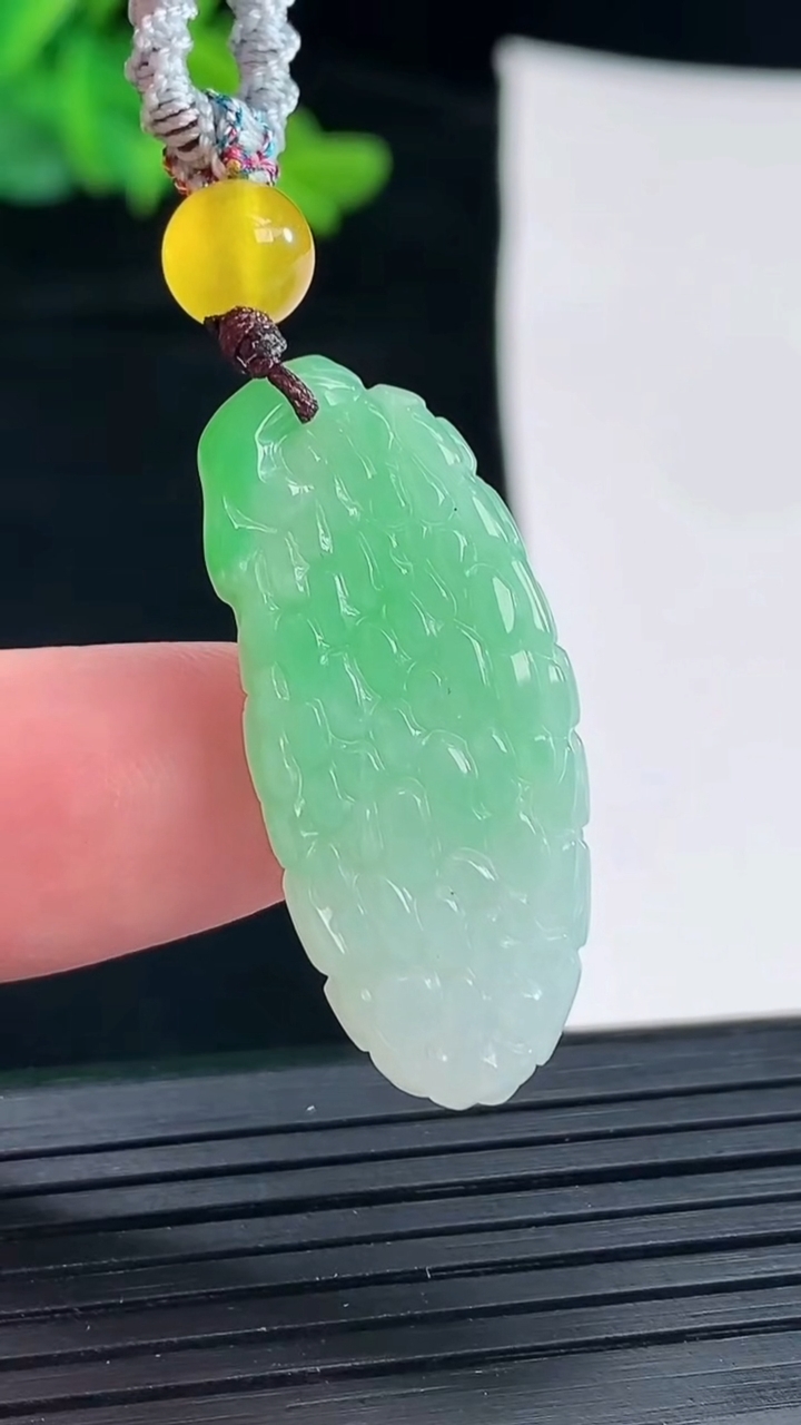 天然A货翡翠多子多福 葡萄吊坠，尺寸33-14.6-8.2重:6.60g876
5月17日