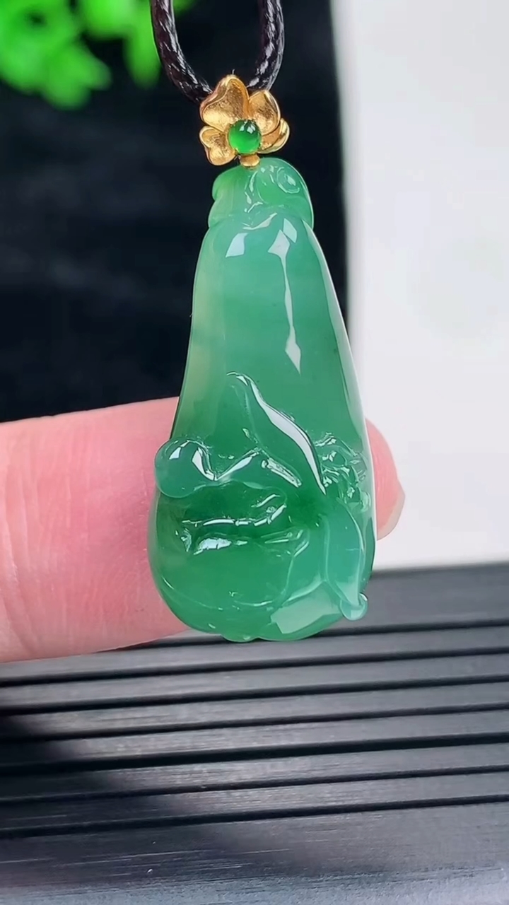 天然A货翡翠福瓜吊坠，尺寸25.5-13.2-7重量:4.13g
5月17日
