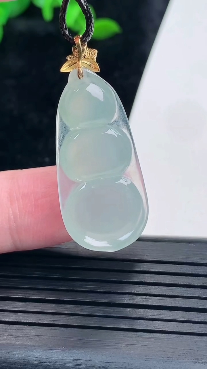 天然A货翡翠福豆吊坠，尺寸32-15.5-5.2重量:4.13g
5月17日