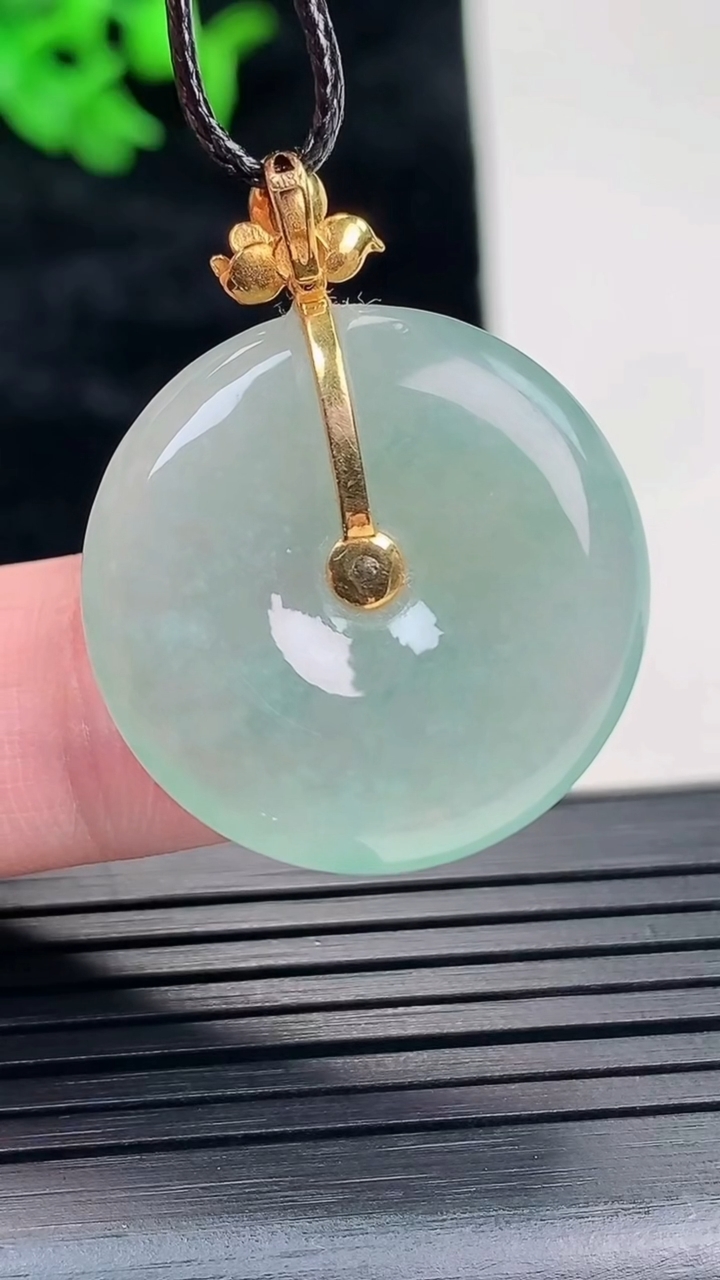 天然A货翡翠平安扣吊坠，尺寸32-25-5重量:7.34g
5月17日