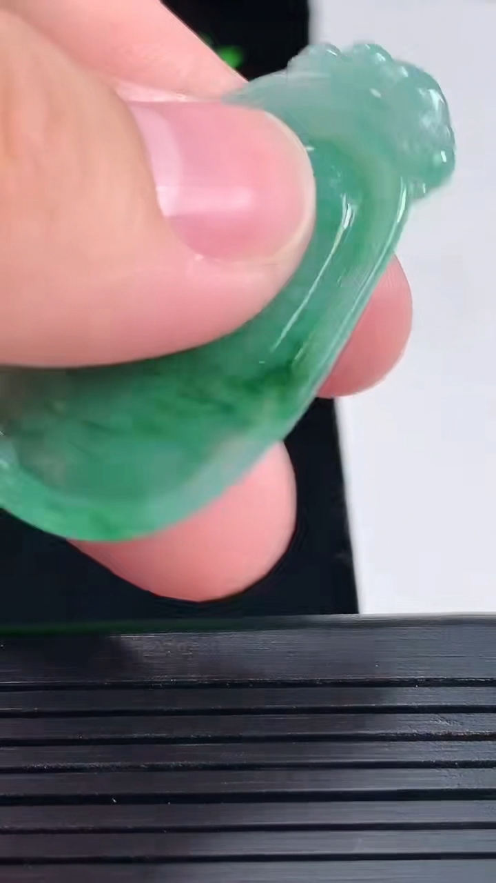 天然A货翡翠如意吊坠，尺寸44-23-4重量:8.76g
5月17日