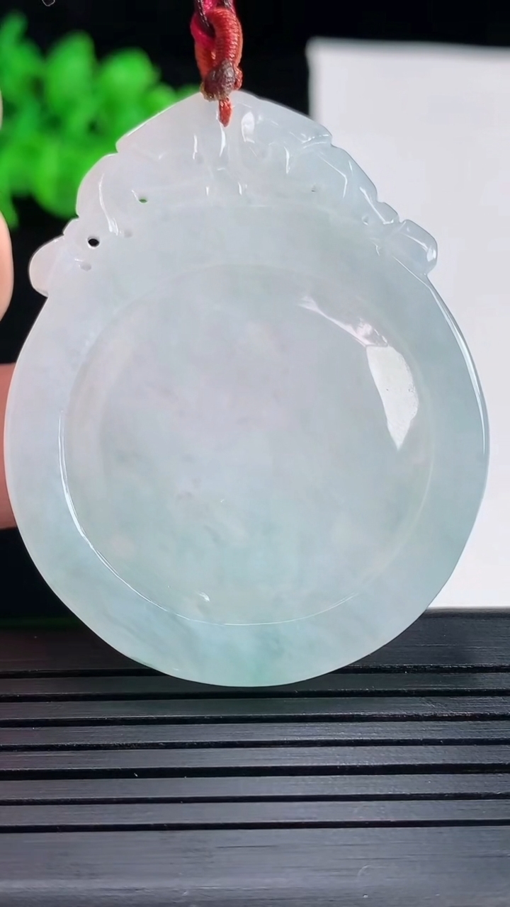天然A货翡翠飘花龙牌吊坠，尺寸50.5-41-6.2重量:22.93g
5月17日