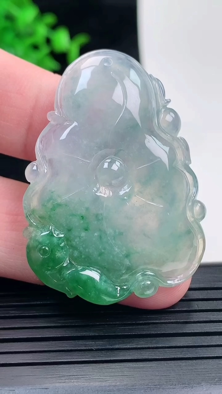 天然A货翡翠和和美美 荷叶鱼吊坠，尺寸45-33-5重量:13.33g
5月17日