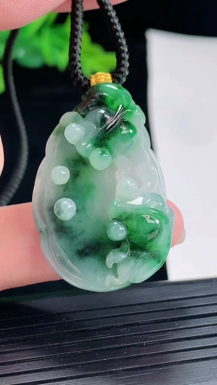 天然A货翡翠和和美美 荷叶鱼吊坠，尺寸37-23.8-10.2重:11.36g474
5月17日