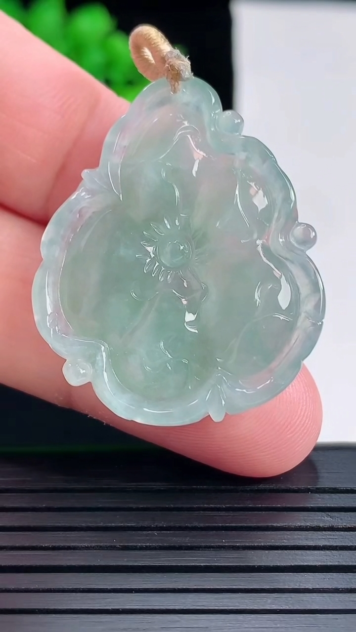 天然A货翡翠和和美美 荷叶鱼吊坠，尺寸36.5-30-6.2重量:9.55g
5月17日