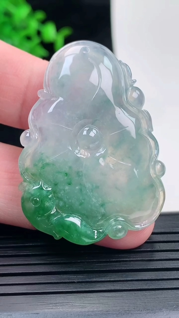 天然A货翡翠和和美美 荷叶鱼吊坠，尺寸45-33-5重量:13.33g
5月17日