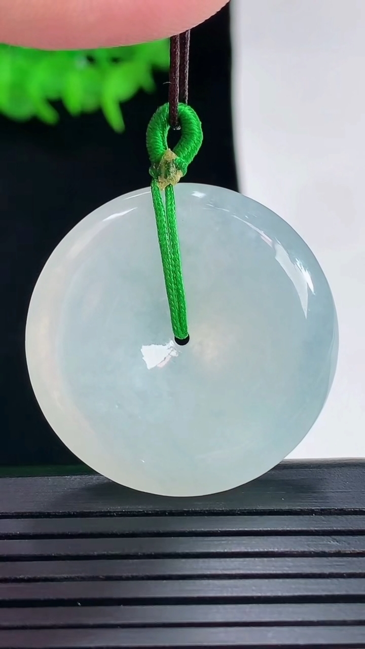 天然A货翡翠平安扣吊坠，尺寸31.5-6重量:13.12g
5月17日