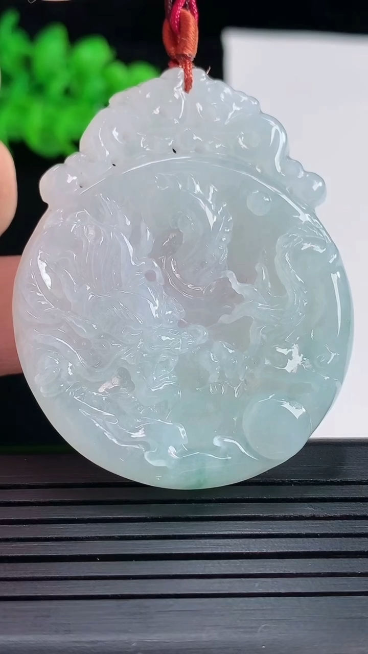 天然A货翡翠飘花龙牌吊坠，尺寸50.5-41-6.2重量:22.93g
5月17日