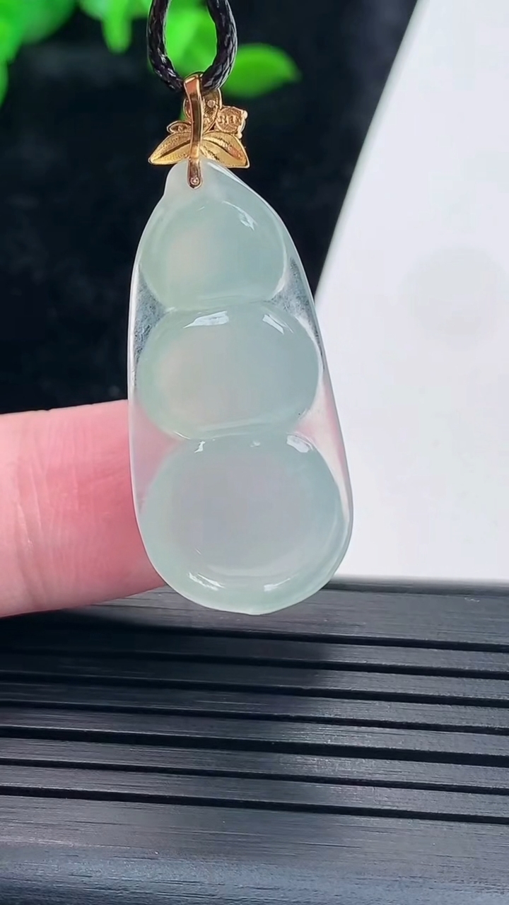 天然A货翡翠福豆吊坠，尺寸32-15.5-5.2重量:4.13g
5月17日