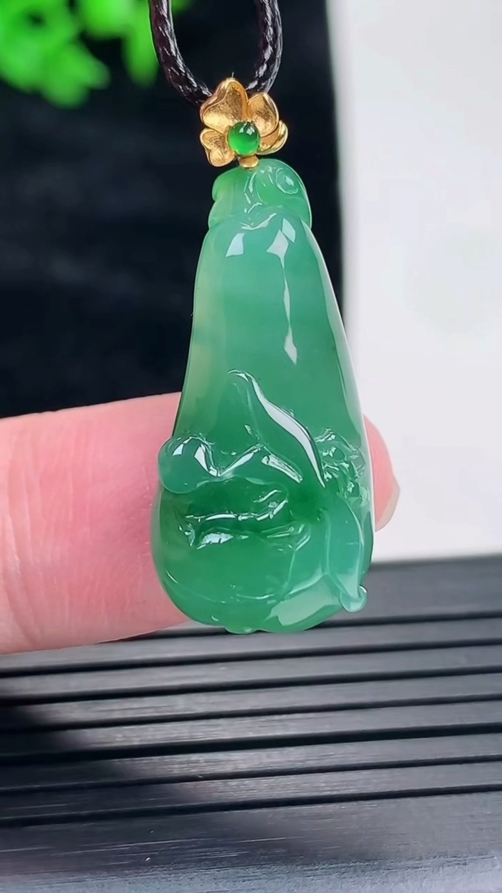 天然A货翡翠福瓜吊坠，尺寸25.5-13.2-7重量:4.13g
5月17日