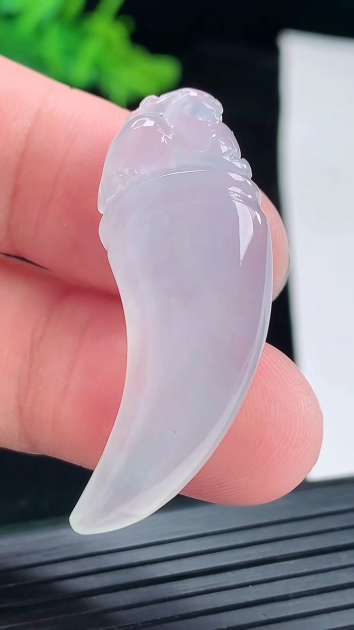 天然A货翡翠龙牙吊坠，尺寸40-15-5.8重:6.67g12
5月17日
